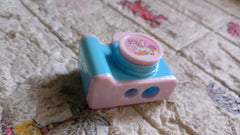 17672 Camera Shape Pencil Sharpener Simple Student Office Sharpener Fashionable And Convenient Lightweight Manual Sharpener For Kids Boys Girls Birthday Return Gifts (1 Pc)